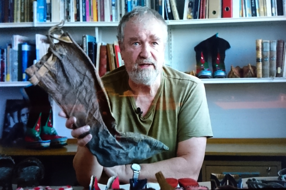 Николай Туксен демонстрирует сапоги, сделанные из кожи лошади