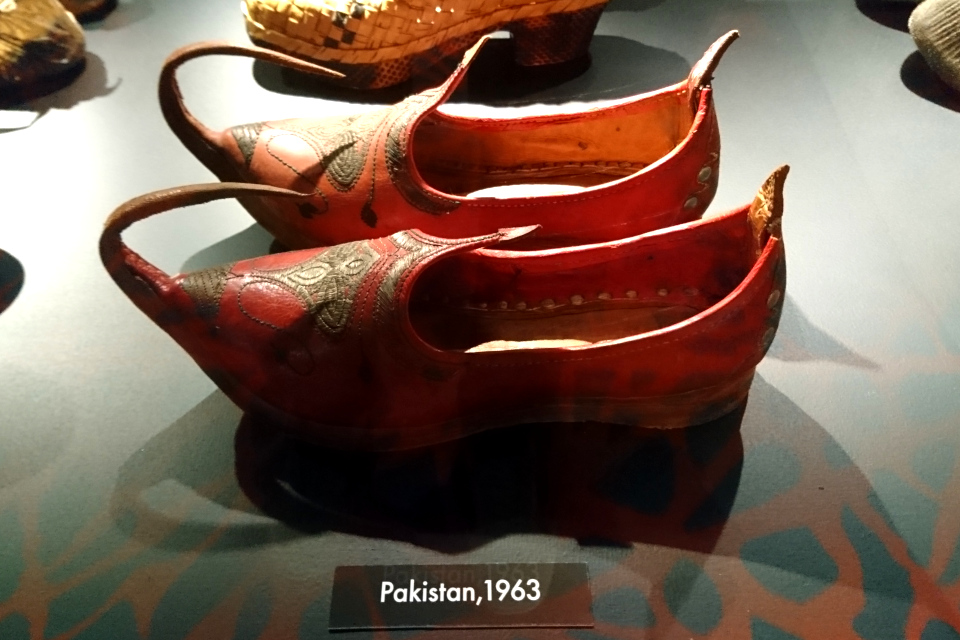 Туфли с загнутым носом из Пакистана (1963г.). Выставка обуви в музее Мосгорд