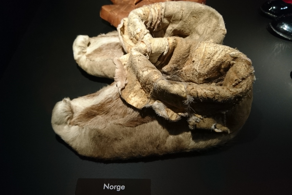 Норвежская обувь, сшитая из шкуры северного оленя