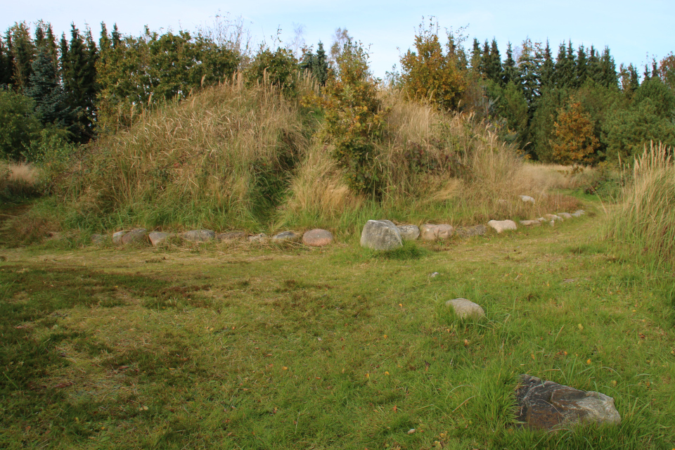 Каменный ряд, берущий начало от кургана, археологический комплекс Мурхой 