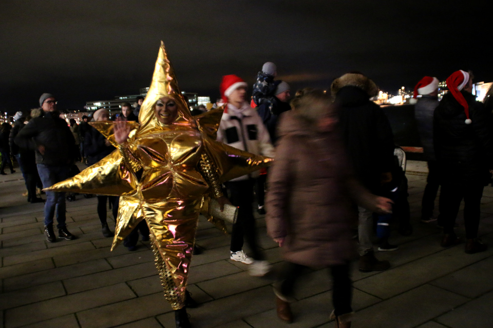 Участница парада в костюме традиционной рождеской звезды