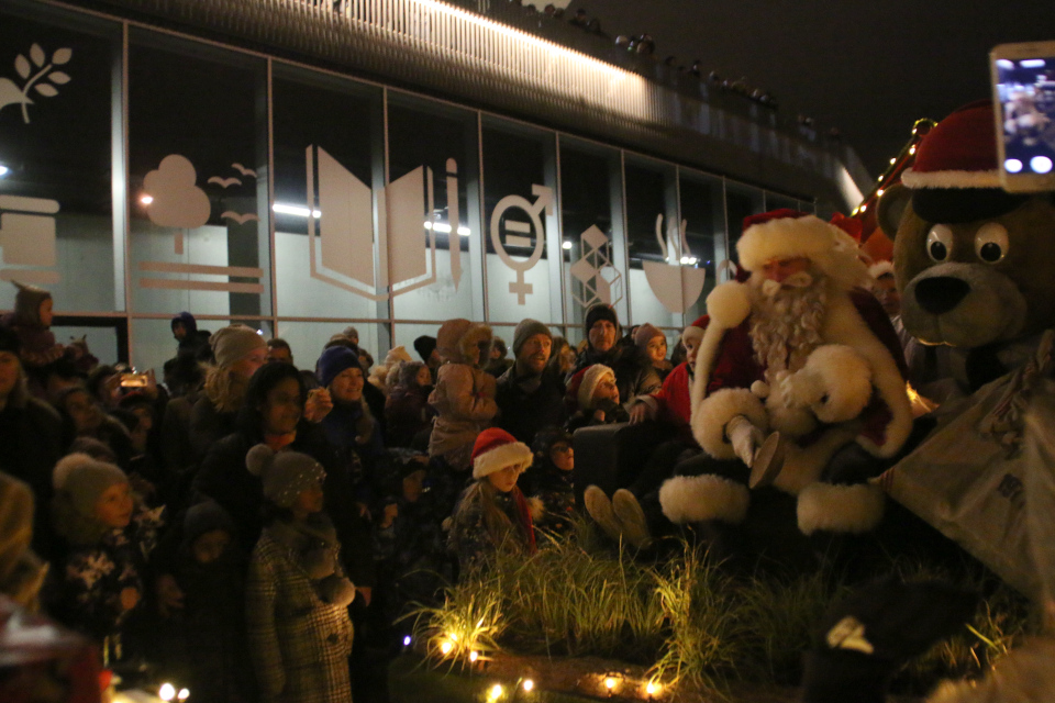 Дед мороз в порту г. Орхус приветствует детей перед началом парада