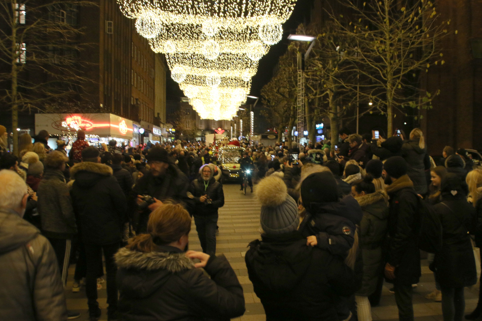 Дед мороз во главе рождественского парада на пешеходной улице Strøget