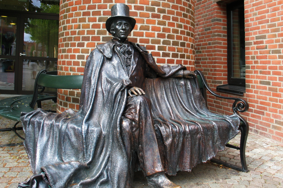 Памятник Гансу Христиану Андерсену в его родном городе - Оденсе,Дания