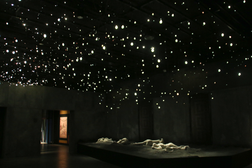 Жертвы Помпеи - гипсовые отливки в зале музея Мосгорд, Дания