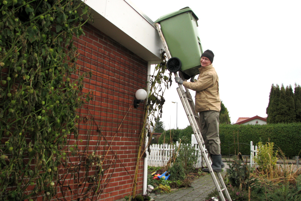 Мой муж снимает мусорный ящик с крыши дома, Дания