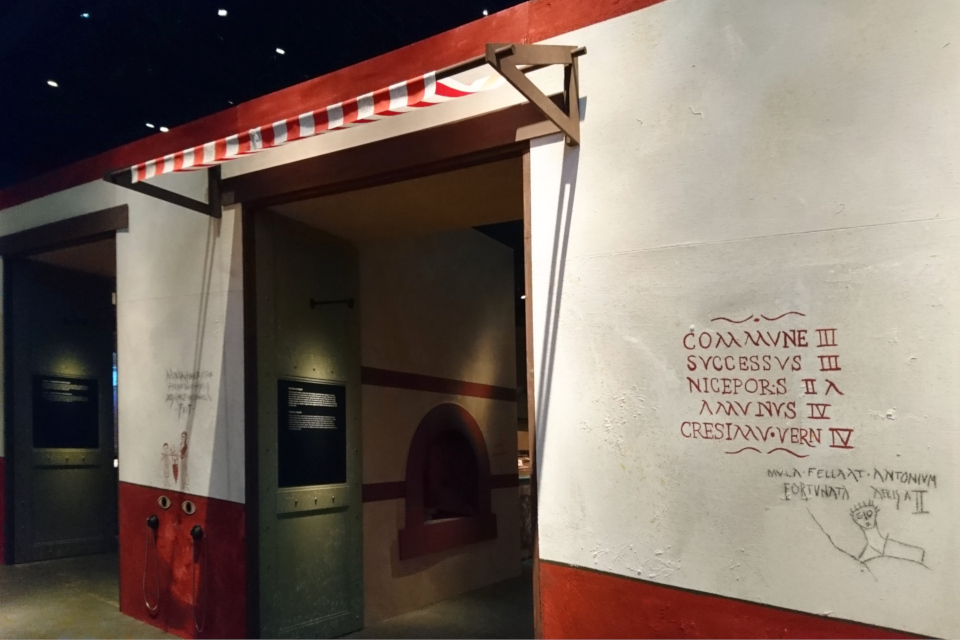 Реконструкция пекарни из Помпеи. На стенах - копии объявлений и граффити