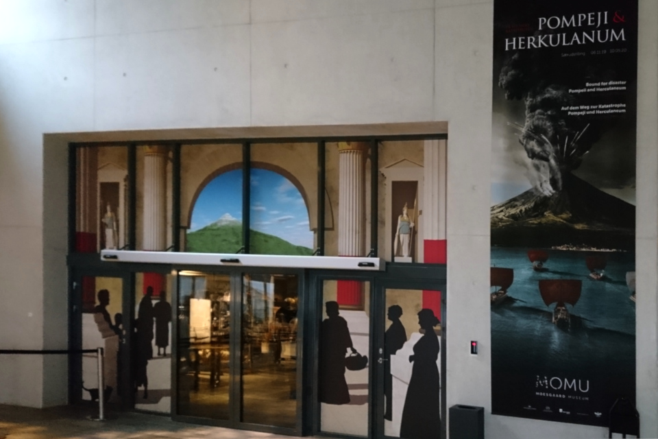 У входа на выставку "Помпеи и Геркуланум - на пути к катастрофе"