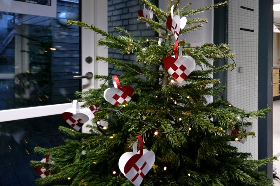 Плетеные рождественские сердечки, сделанные школьниками, Дания