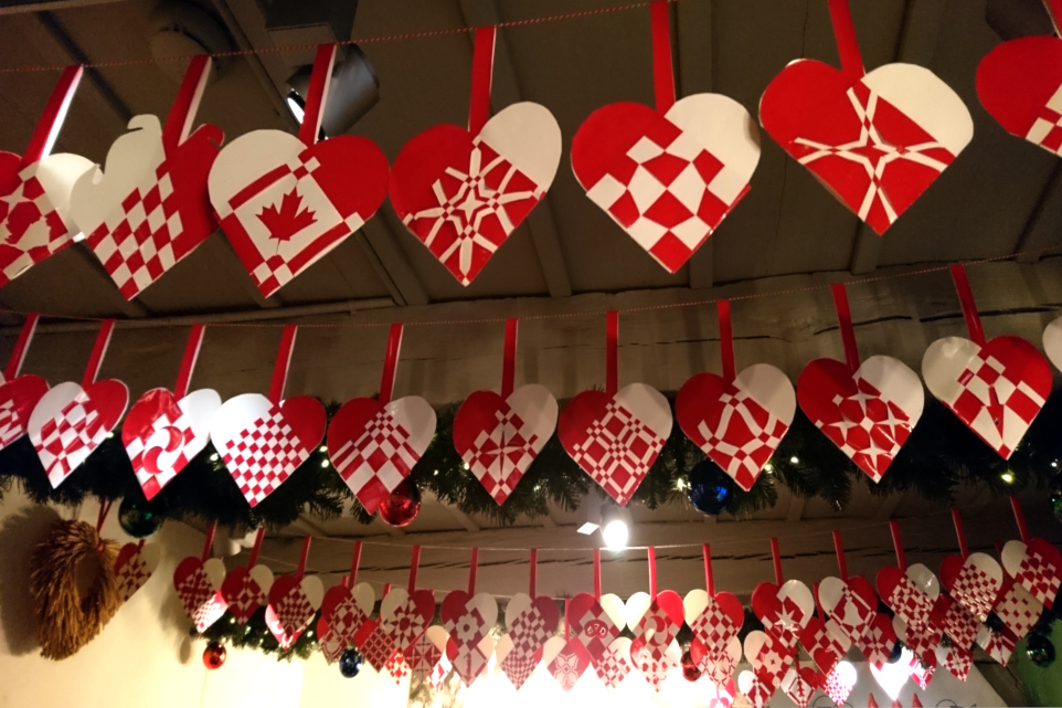 Ряды плетеных сердечек над потолком магазина-музея Рождества