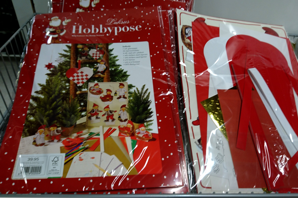 Разноцветная бумага и шаблоны для плетения рождественских сердечек, Дания