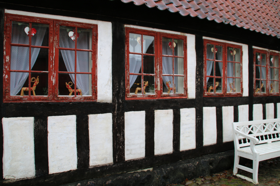 Рождественские сердечки украшают окна старого фахверкового дома