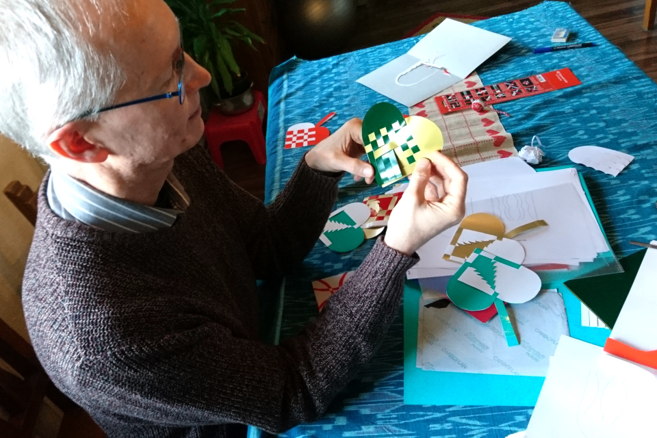 Мой муж плетет из бумаги рождественские сердечки, которые по цвету и фасону немного напоминают сердечко Андерсена. Фото 8 дек. 2019, дома, г. Хойбьерг / Højbjerg, Дания