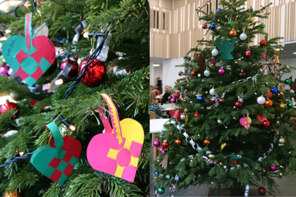 Рождественская пихта с украшения, сделанными детьми из детского сада, Дания