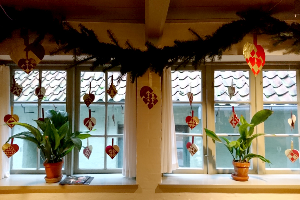 Традиционные датские сердечки, украшающие окна рождественского зала, Дания