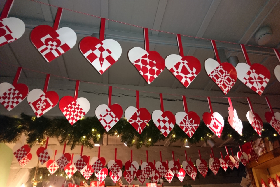 Рождественские сердечки, украшающие потолок магазина-музея Рождества