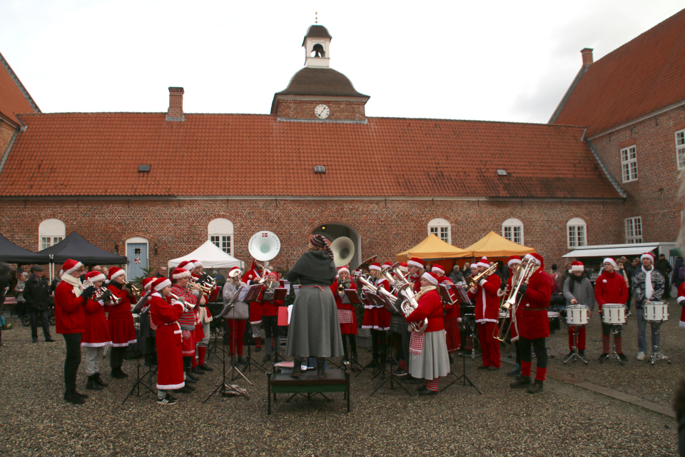 Выступление духового оркестра с рождественскими мелодиями, замок Ульструп