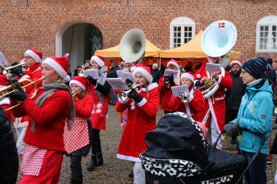 Шествие духового оркестра в костюмах ниссе во дворе замка Ульструп,Дания