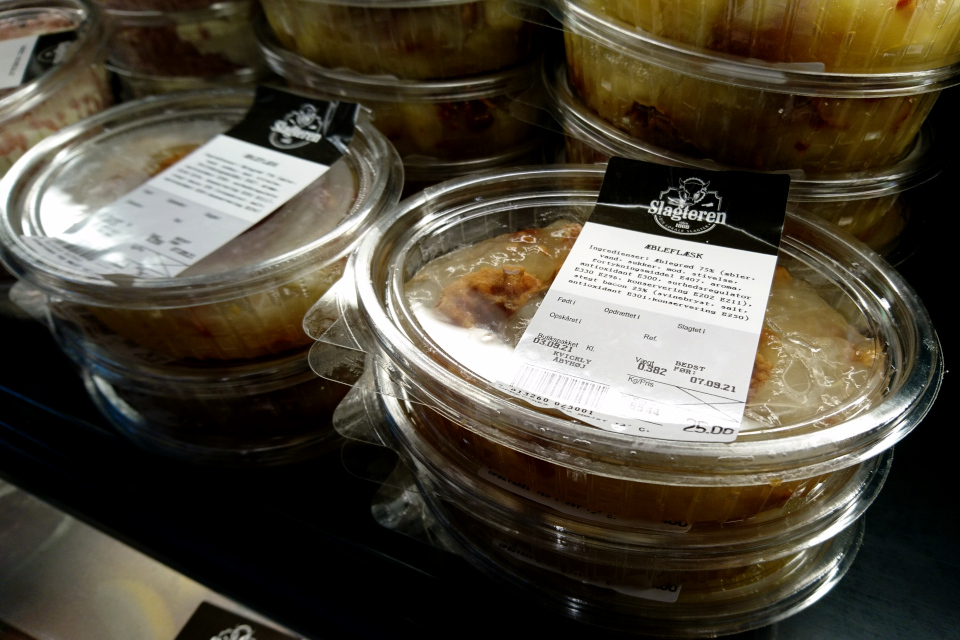 Упаковки эблефлеск (æbleflæsk) в разделе мясных продуктов супермаркета Kvickly Åbyhøj,г. Орхус, Дания. Фото 6 сент. 2021
