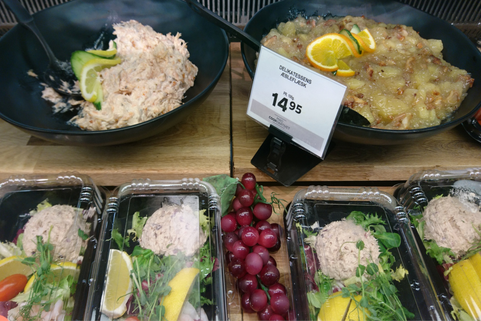 В постоянном ассортименте супермаркета Kvickly - готовая еда эблефлэск. Фото 25 янв. 2023, г. Вибю, Дания 