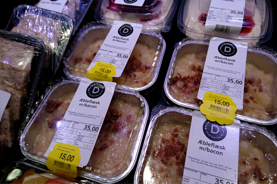 Упаковки с готовой едой в супермаркете - эблефлеск/æbleflæsk