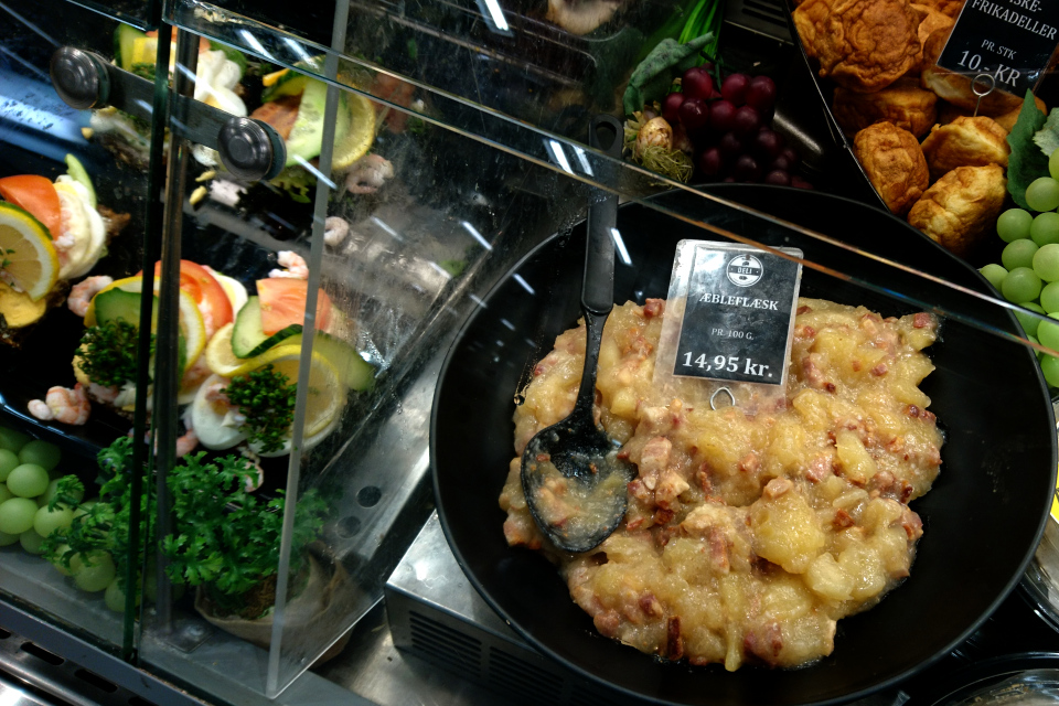 Эблефлеск (æbleflæsk) продается в отделе готовой еды в супермаркете Kvickly. Слева - смёрребрёд (smørrebrød), другое национальное блюдо Дании. Фото 6 нояб. 2019, г. Вибю / Viby, Дания