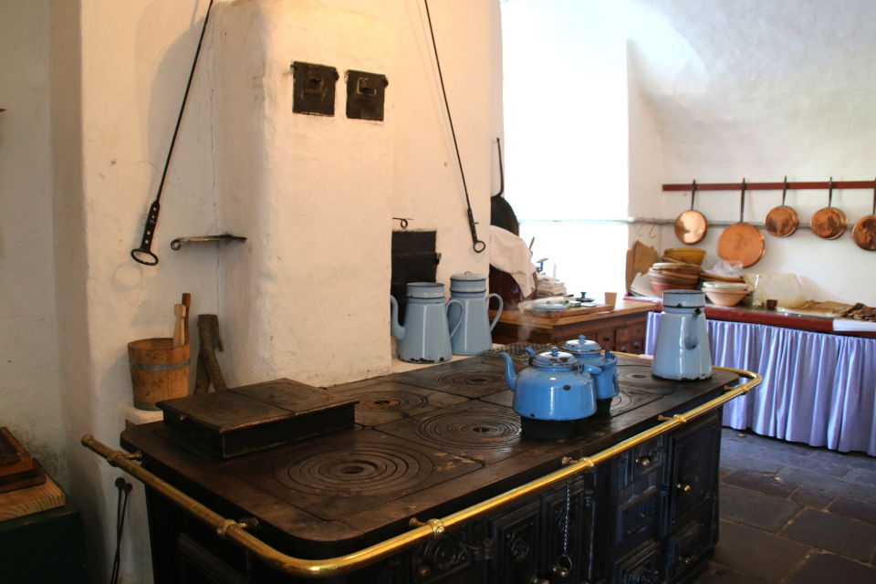 Кухня с плитой в старинном замке Гаммель Эструп (Gammel Estrup)