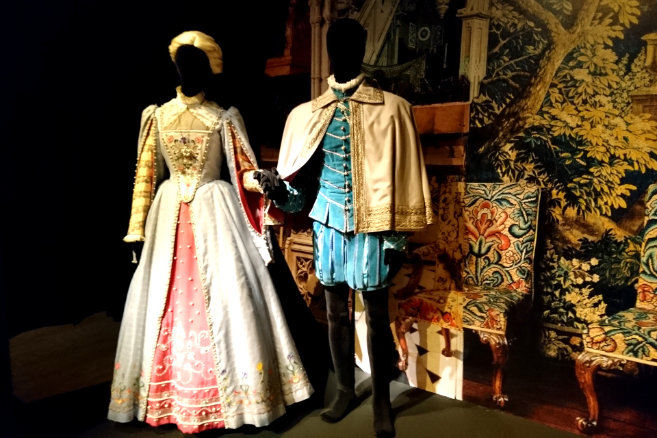 Манекены в костюмах Хильда и Юнкер, созданные королевой Маргрете II 