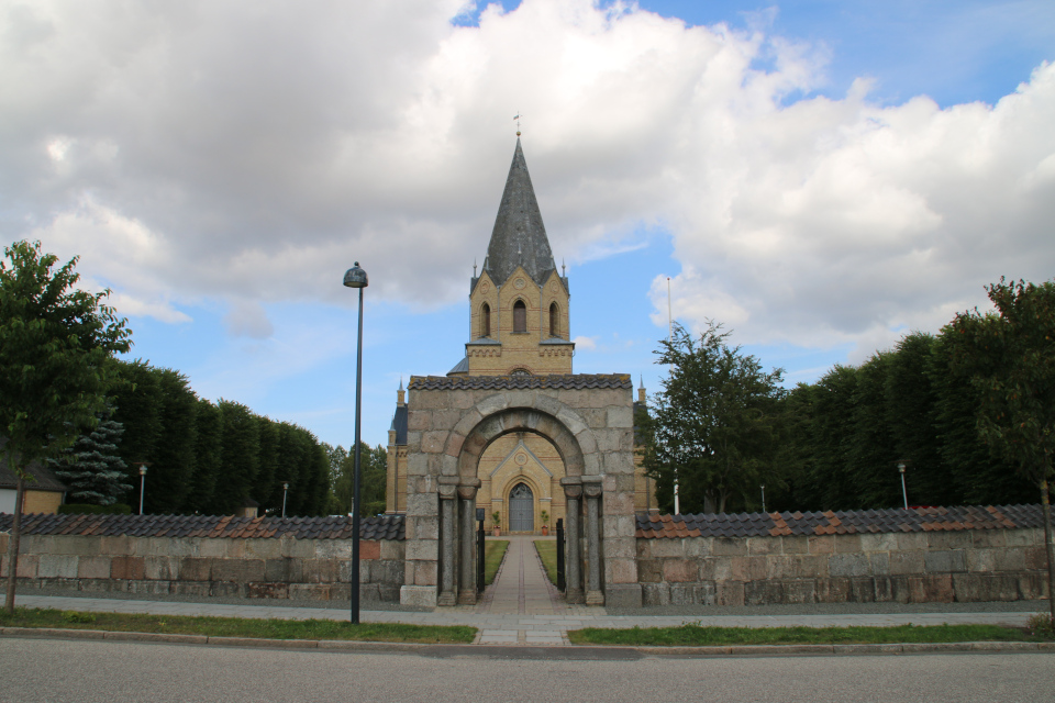 Тюструп церковь со стороны улицы Haderselevvej, Кристиансфельд, Дания