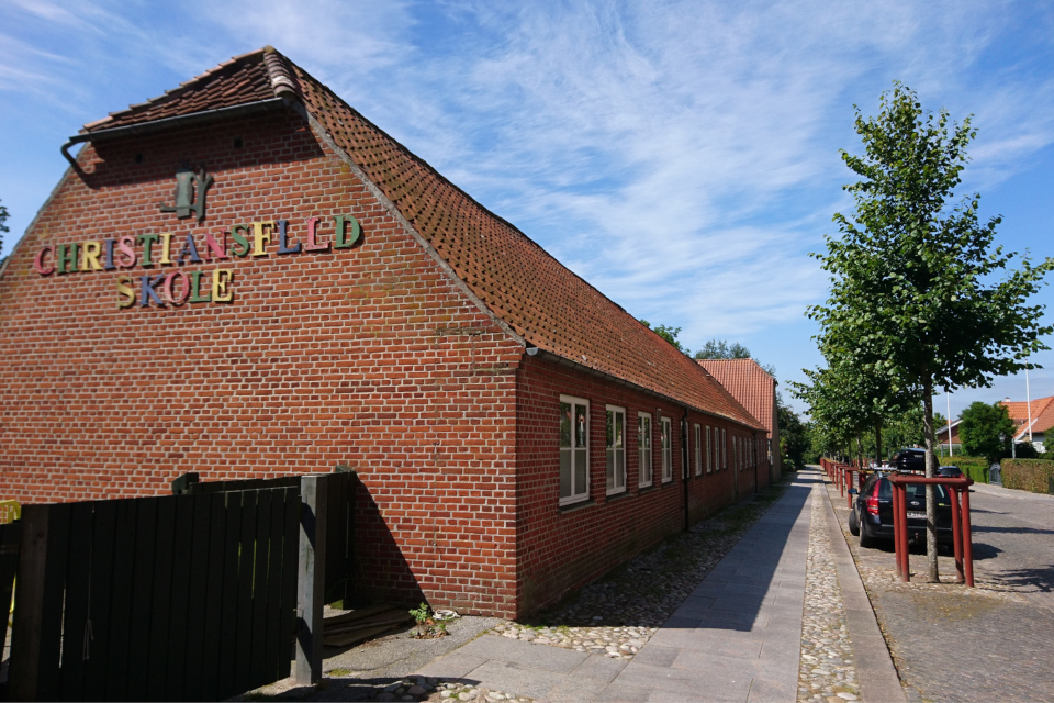 Здание современной школы. Фото 17 июл. 2019, г. Кристиансфельд, Дания