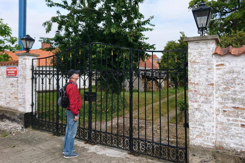 За забором расположена фабрика по производству каминов, Кристиансфельд, Дания