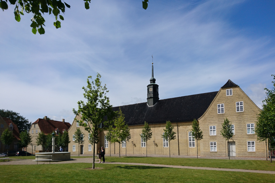Церковь (salshuset) на центральной площади, Кристиансфельд / Christiansfeld, Дания