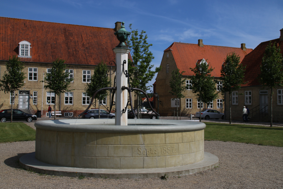 Фонтан-колодец на центральной площади, г. Кристиансфельд / Christiansfeld, Дания