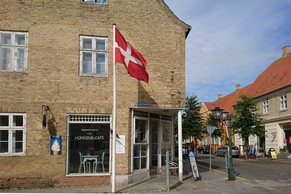 Кафе с магазином на улице Kongensgade, г. Кристиансфельд / Christiansfeld, Дания