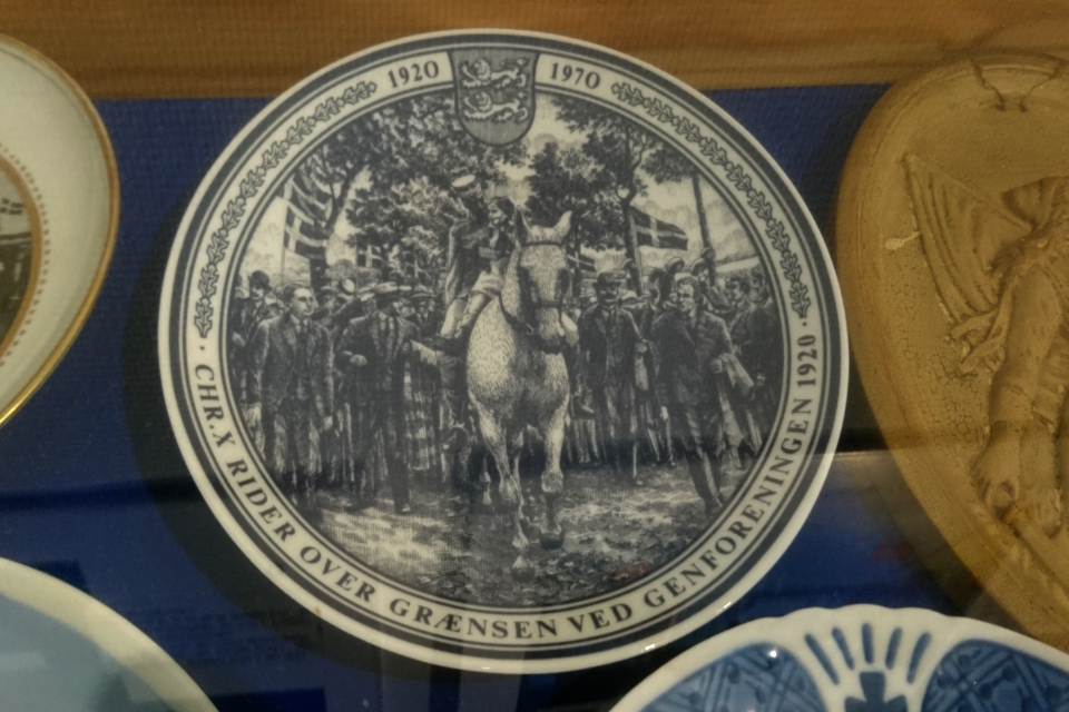 Тарелка с изображением короля Кристиан Х на белом коне