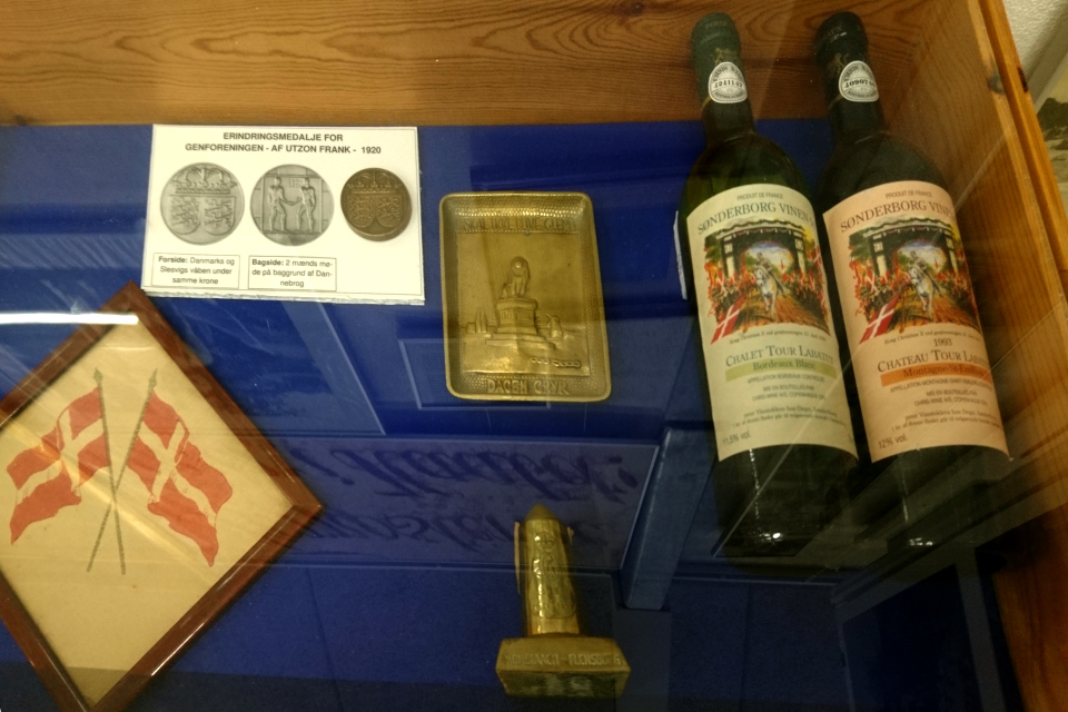 Бутылки вина с изображением короля, 1973 и 19783 годов (справа