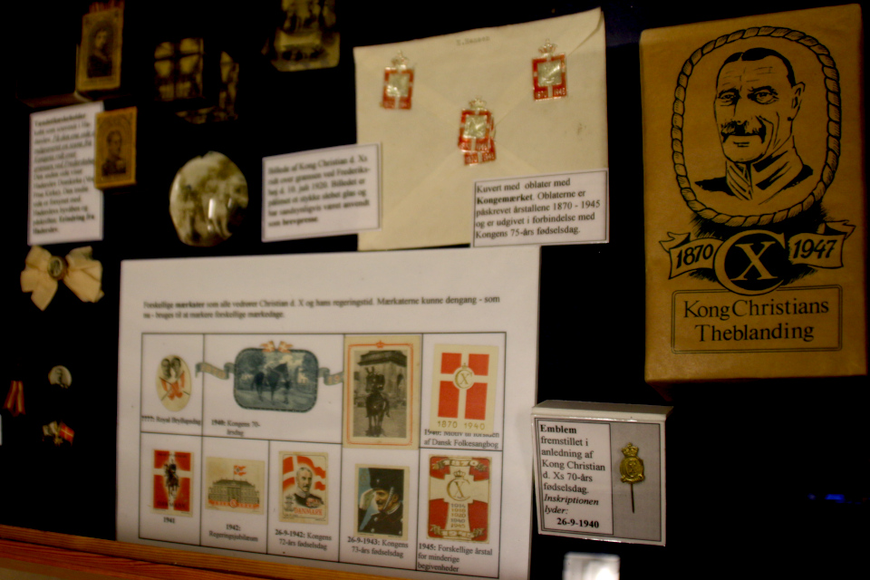 Значки с монограммой короля и чайная смесь короля Кристиан Х 