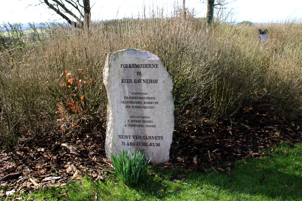 Камень с надписью возле сказочного лесочка. Айер-Бавнехой / Ejer Bavnehøj, Дания