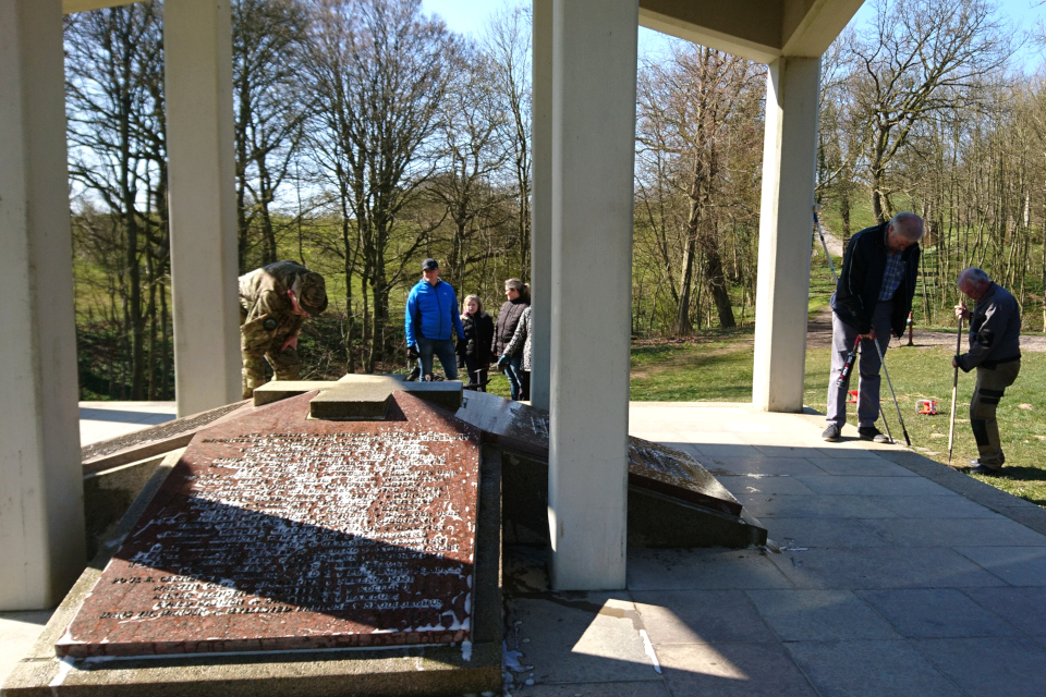 Добровольцы очищают мемориальный комплекс Клоккастаблен (Klokkestablen)