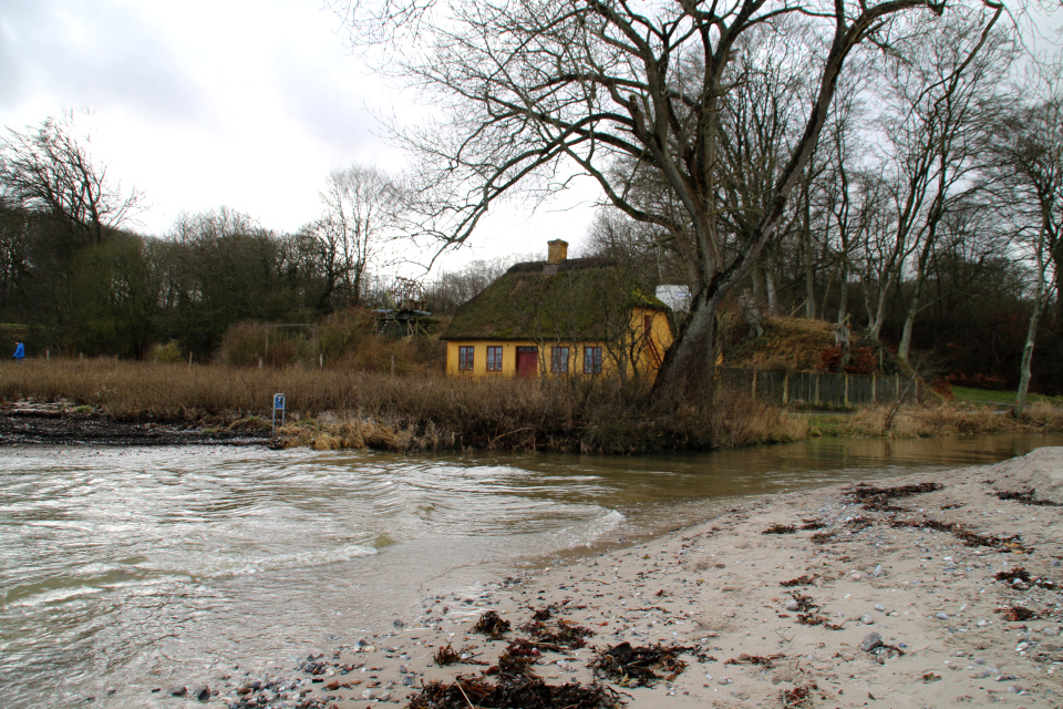 Рыбацкий дом (fiskerhus) на берегу моря возле устья реки Гибер (Giber Å)