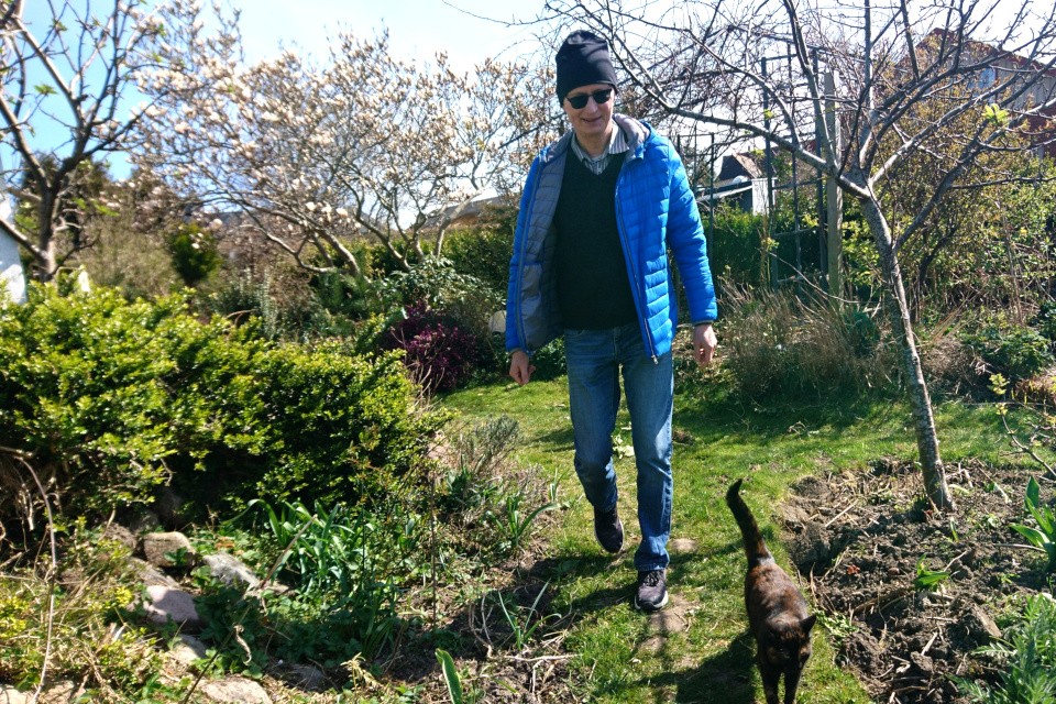  В поисках пасхальных зайцев. Петер и кошка Флора. 10 апр. 2020, мой сад, Дания