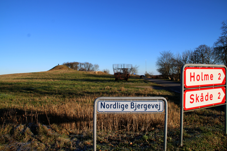 Дорожные указатели недалеко от кургана Ельсхой / Jelshøj, Дания