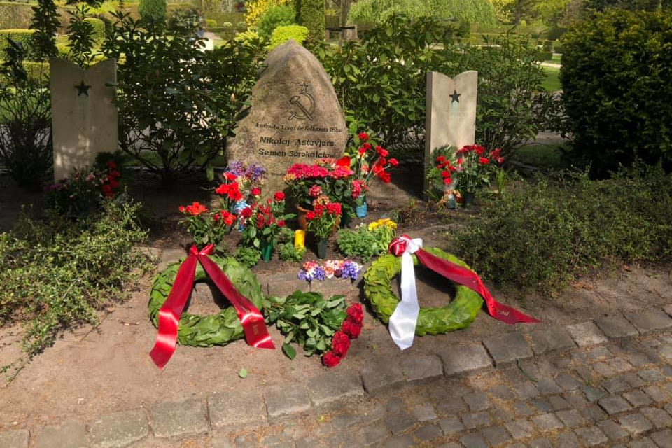Венки возле могилы от Орхусского округа коммунистической партии Дании