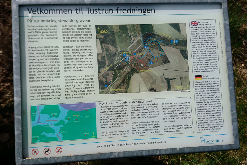 Информационный щит с прогулочными маршрутами, Мегалиты Туструп, Дания