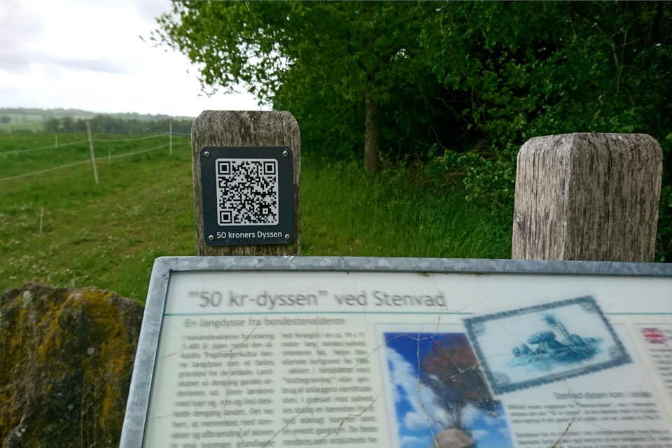Информационный указатель про дольмен на парковке, Дания. Координаты: N 56° 28′ 4.16″ E 10° 37′ 27.23″