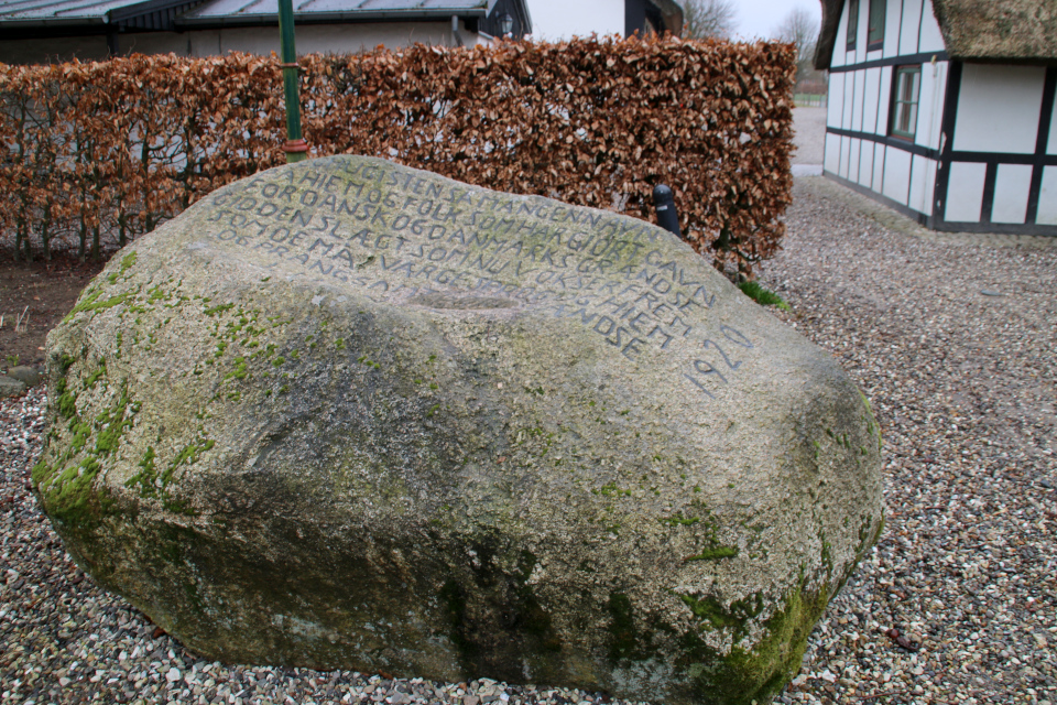 Камень воссоединения во дворе старой гостиницы Видстен (Hidsten kro)