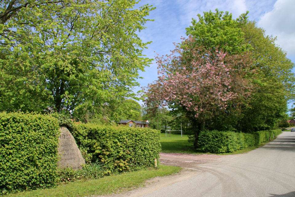 Дорога, возле которой расположен камень воссоединения в Каттруп, Дания. Фото 28 мая 2021