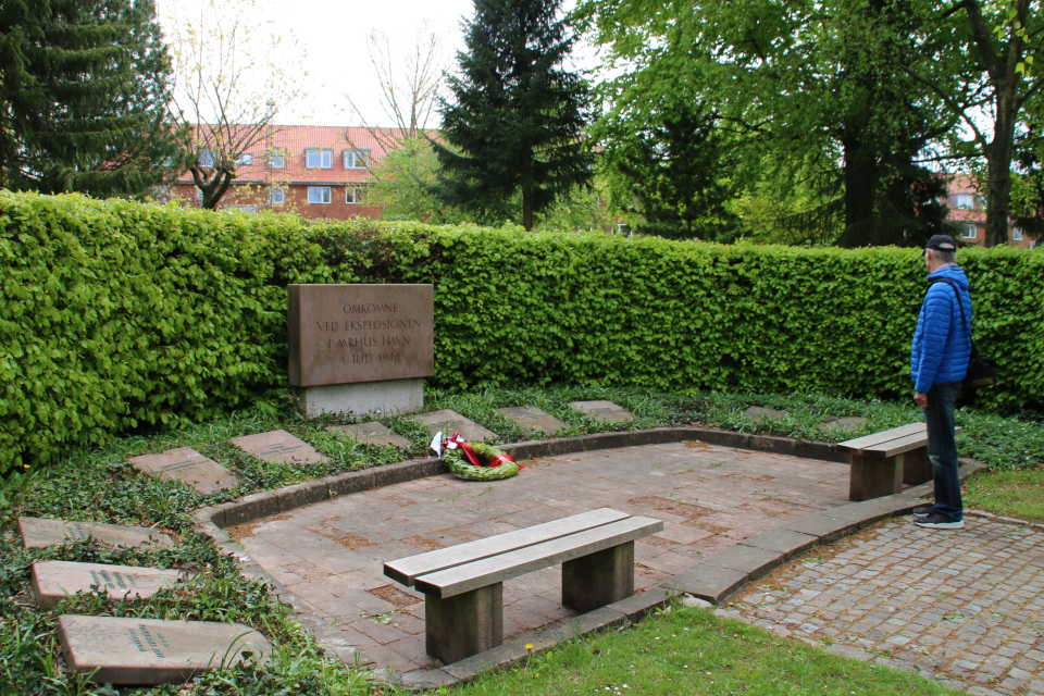 Мемориальная плита возле могил жителей Орхуса