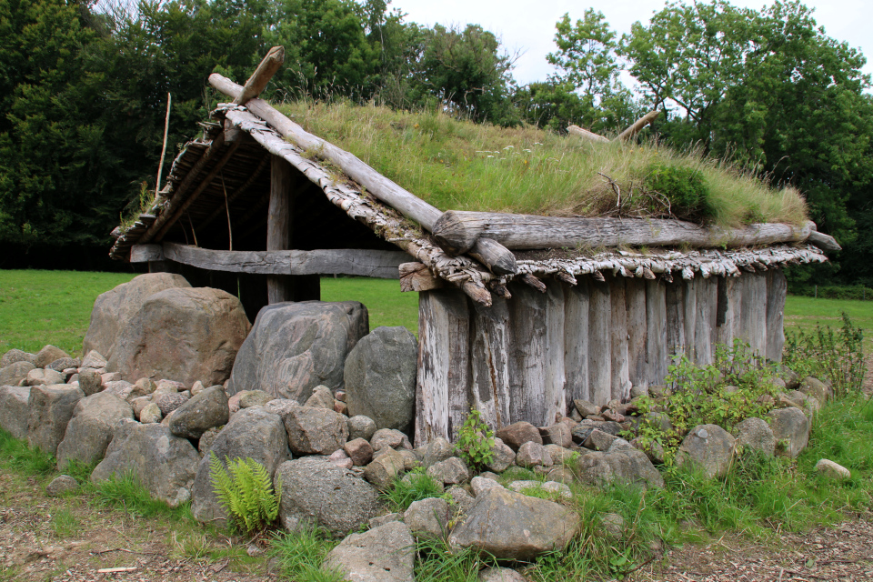 Восстановленная копия культового дома в лесу Мосгорд / Moesgaard