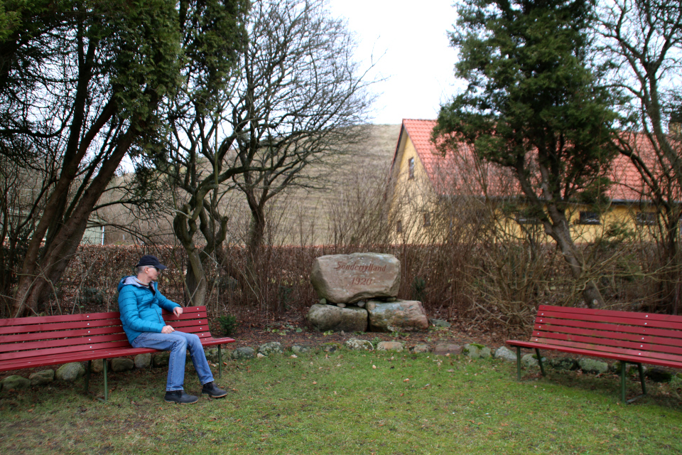 Небольшая парковая зона с памятным камнем поселения Мария Магдалина